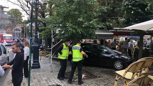 La voiture folle termine sa course dans les terrasses de 2...
